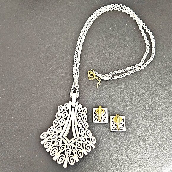 Vintage Trifari White Enamel Chain & Pendant Necklace and Earrings - Picture 2 of 14